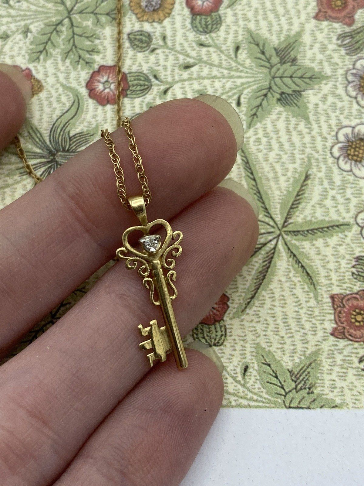 Vintage 10k Gold + Diamond Accented Dainty Key Drop 18L Necklace 2