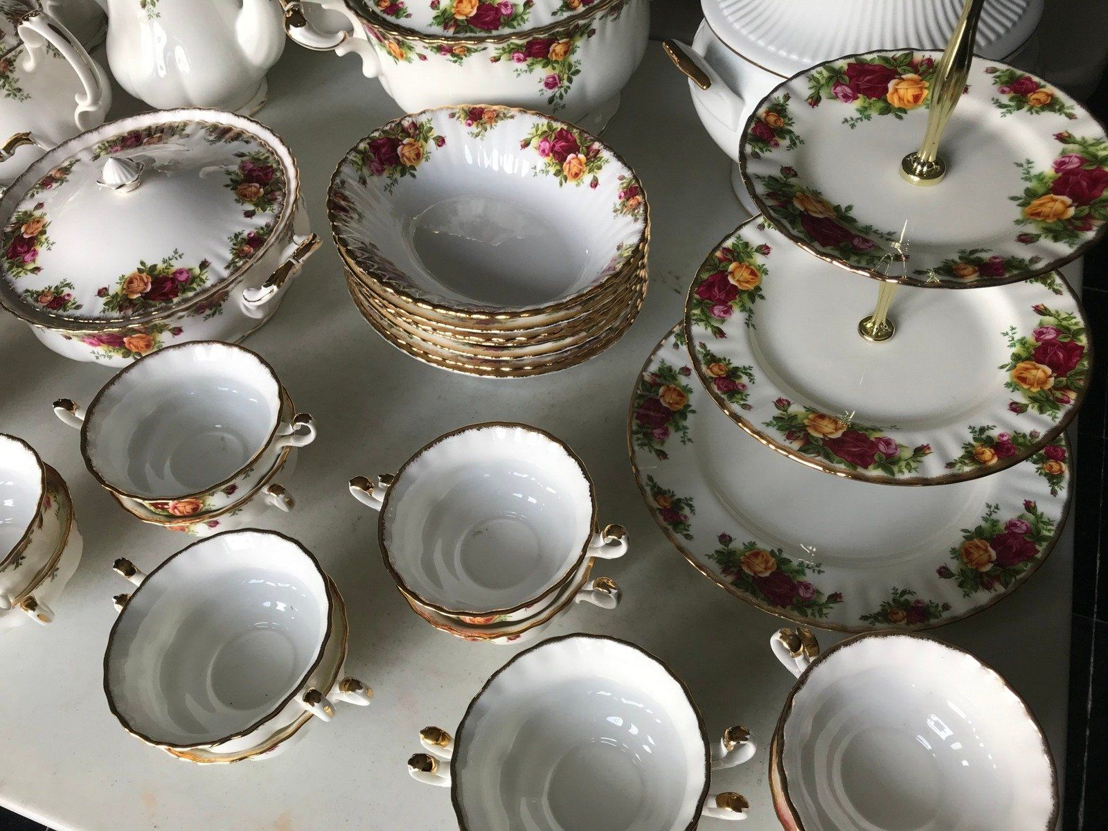 Old Albert Country Roses China Service for 16 Plus all serving pieces 5