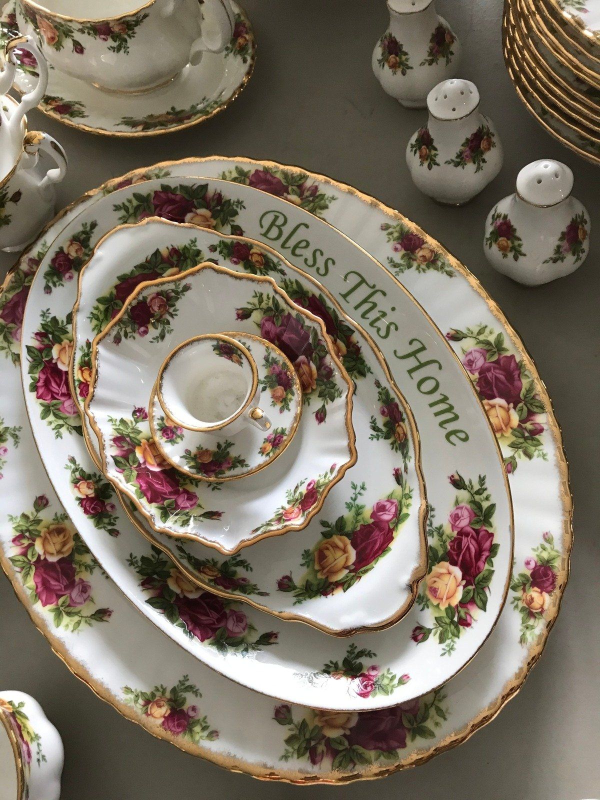 Old Albert Country Roses China Service for 16 Plus all serving pieces 9