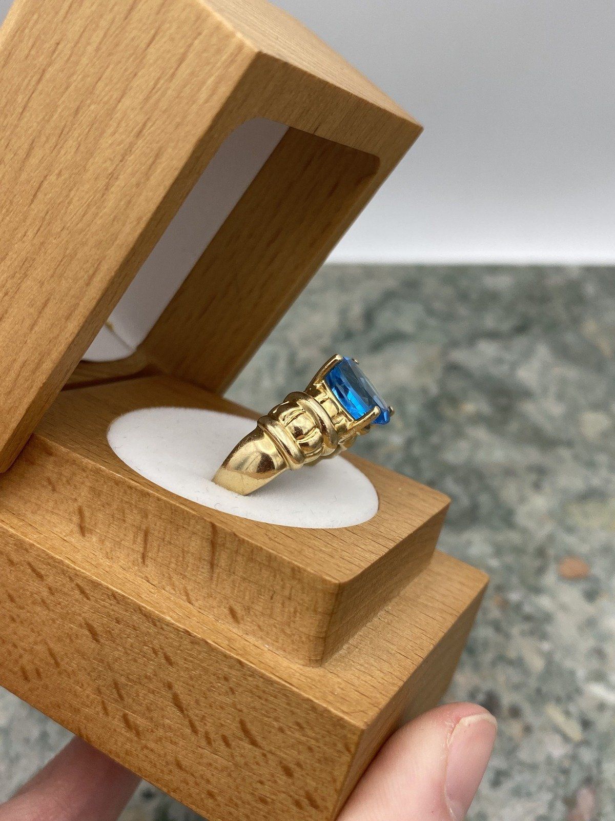 Large Oval 14k Gold Vintage Blue Topaz Ring w Sculpted Shoulder Detail 5