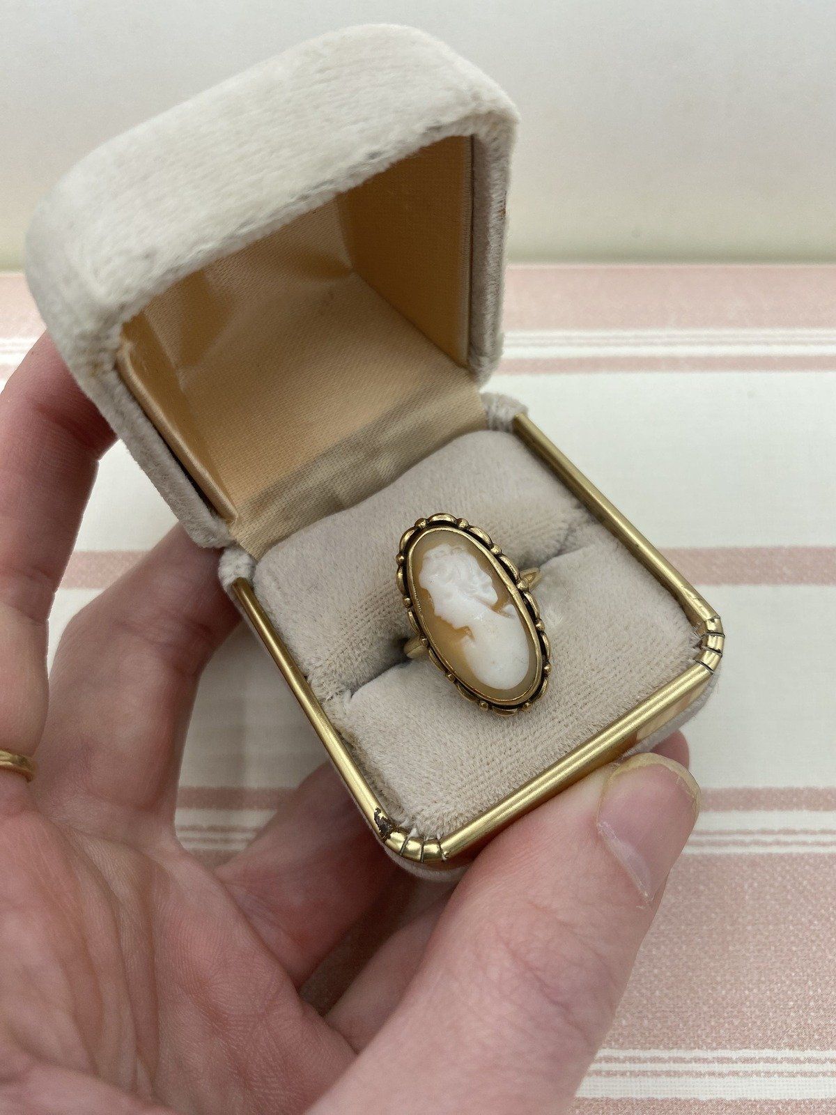 Vintage 10k Gold Elongated Left Facing Cameo Ring 2