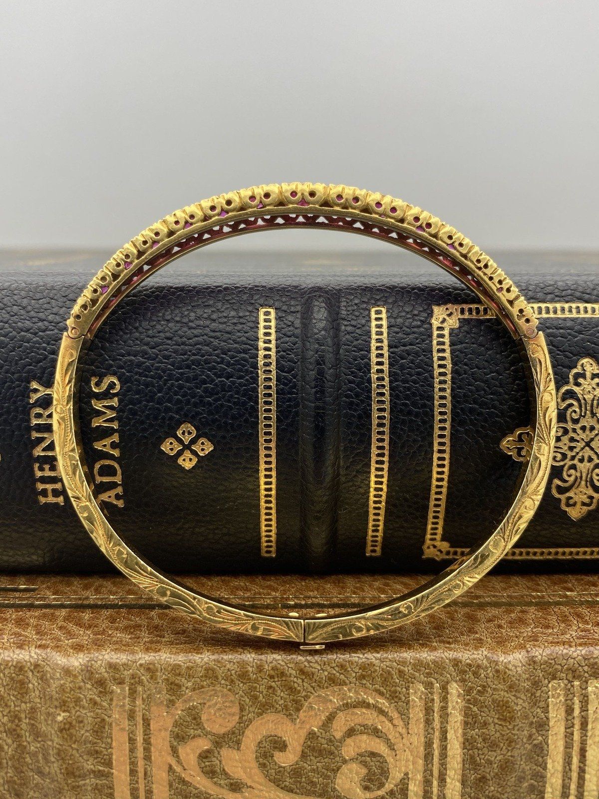 Near Antique c.1930s Portuguese 18k Gold Etched Ruby Hinged Bangle Bracelet 6.5 3