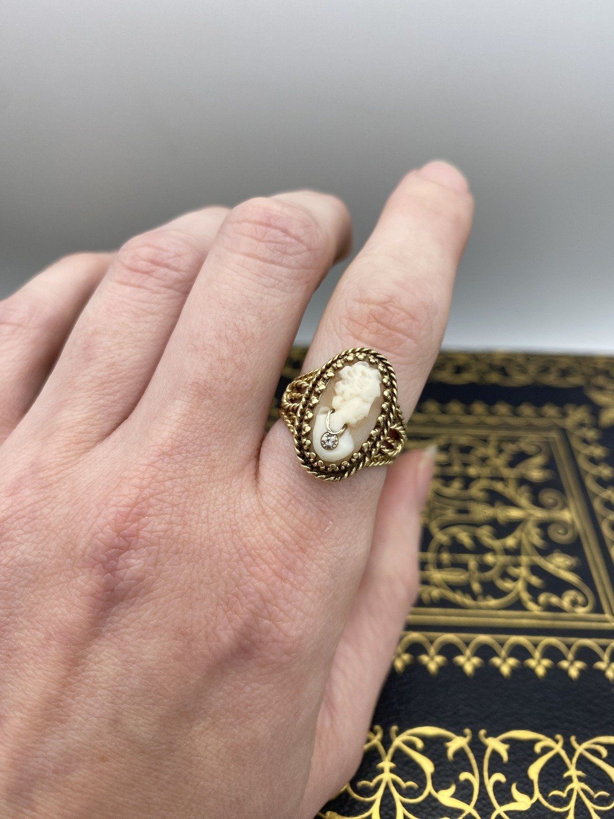 Vintage c.1940s/50 10k Gold Rope Bezel Shell Carved Cameo Ring w Diamond Details #2710 6