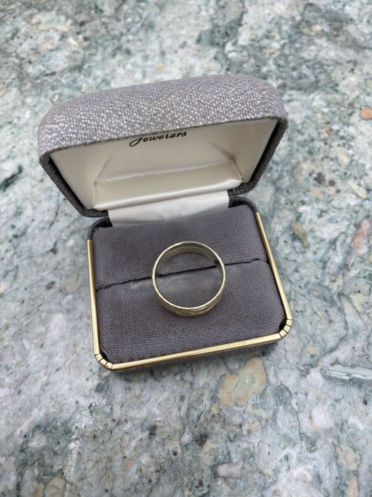 Men's Vintage 14k Dual Goal Wreath Carved Ring Band w Crosshatched Textured Edge 7