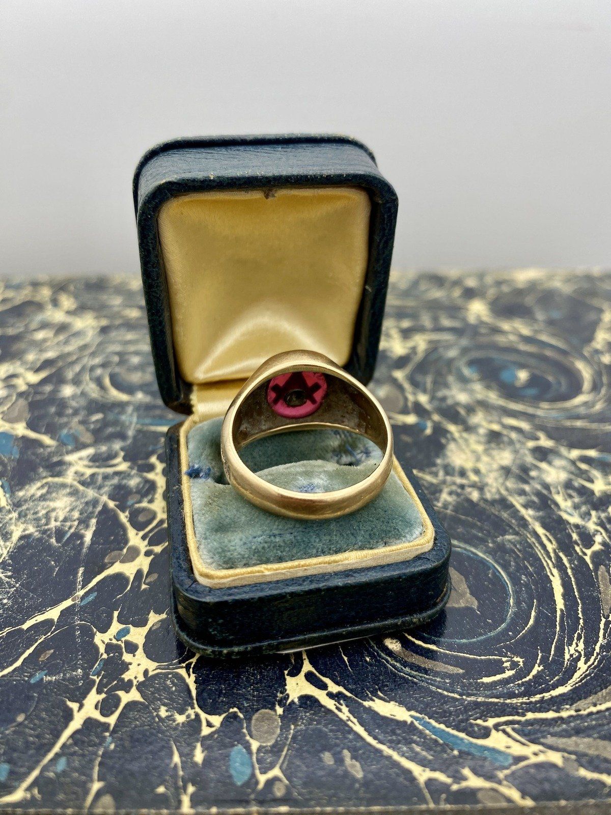 Vintage 10k Gold Red Glass Free Mason Ring w Leaf Carved Shoulders #2481 5