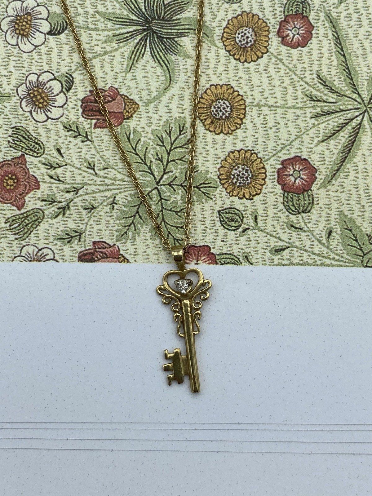 Vintage 10k Gold + Diamond Accented Dainty Key Drop 18L Necklace 3