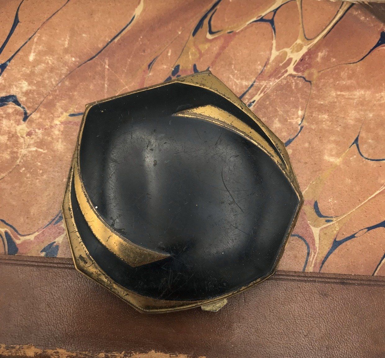 1940s Classic Jane Black Enamel Art Deco Shell Compact 2
