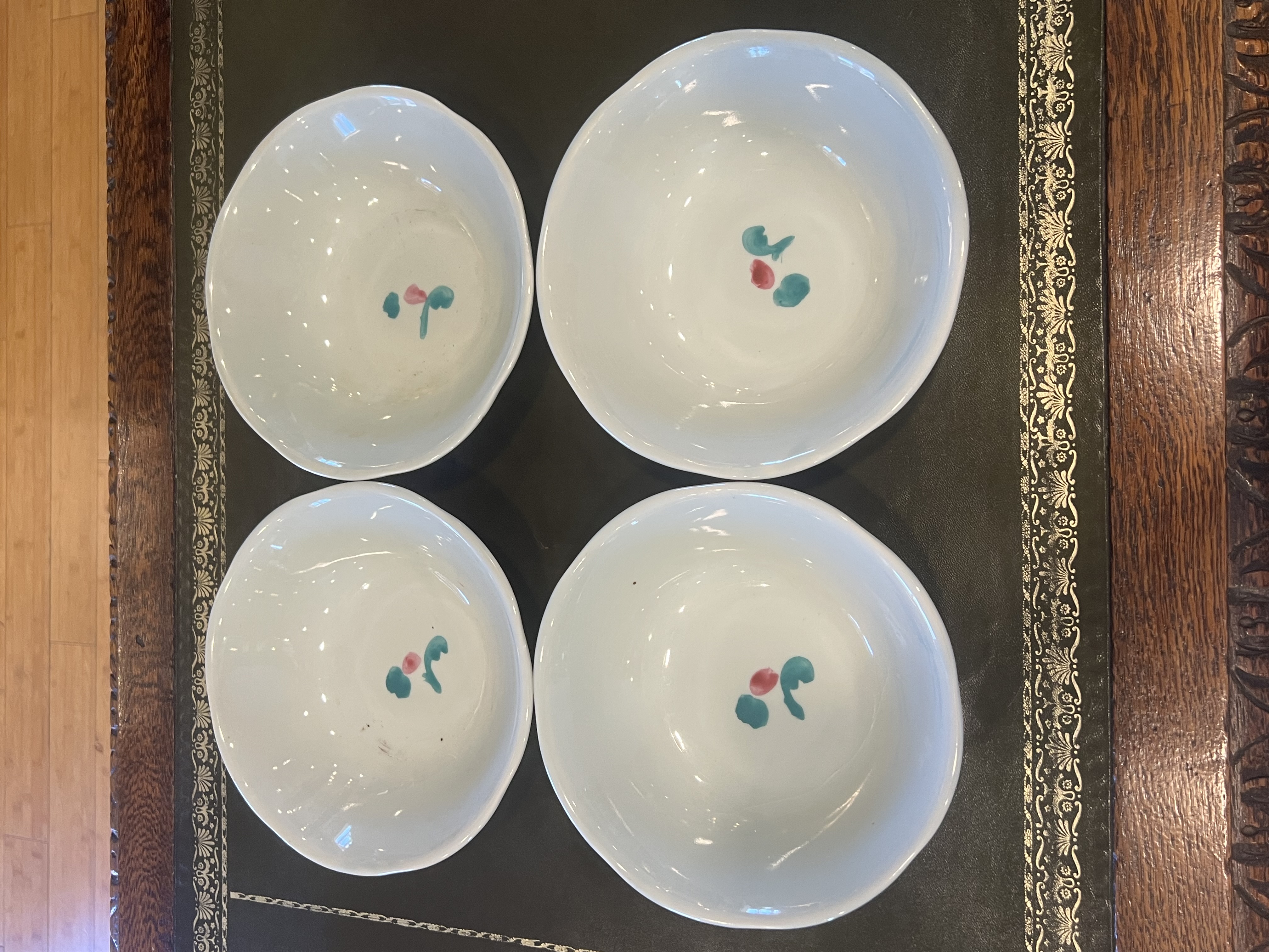 Set of 4 Japanese Porcelain Bowls with Floral Motif - Hikari Mark