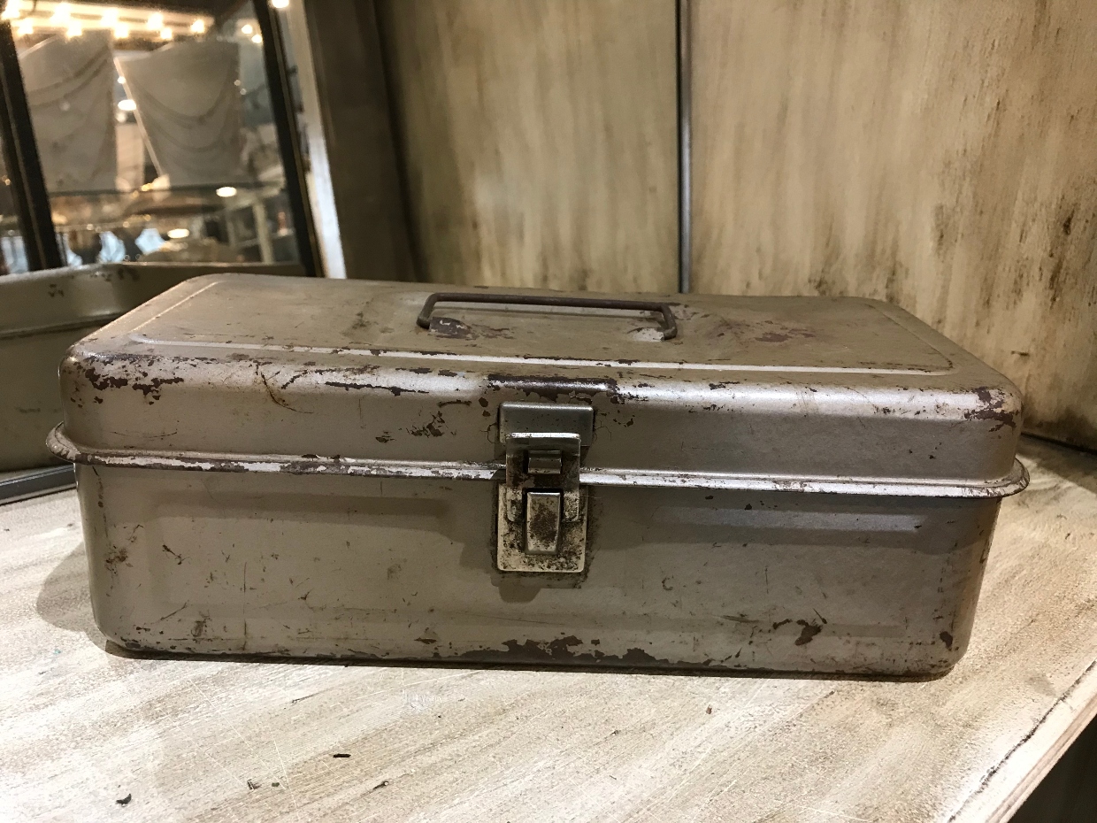 Vintage Metal Tackle Box – Wake Robbin, Consign or Sell